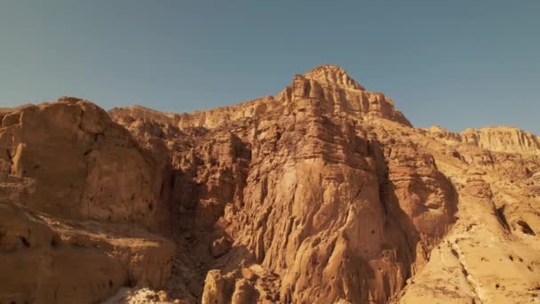 Een Side Side Drone Shot Van Een Generieke Grote Woestijnberg — Stockvideo