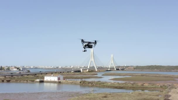 Videomateriaali Drone Dji Inspiroi Koelennon Aikana Portimao Railway Bridgen Taustalla — kuvapankkivideo
