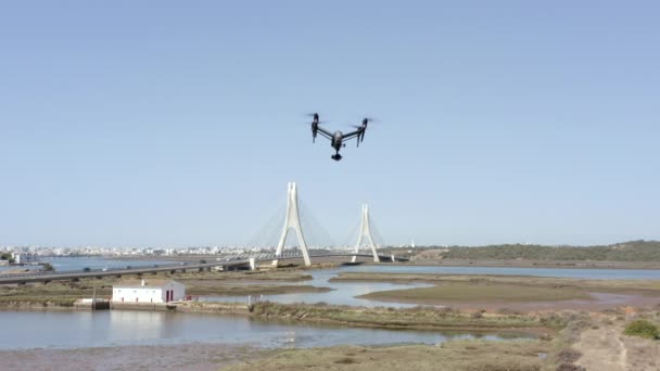 Imagens Dji Drone Inspiram Durante Voo Teste Contra Fundo Ponte — Vídeo de Stock