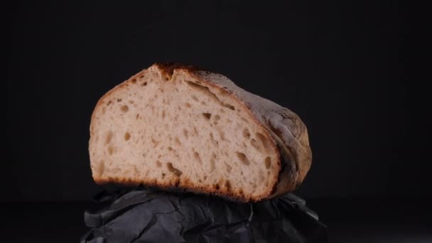 Fresco Cozido Meio Corte Sourdough Bread Spinning Fechar — Vídeo de Stock