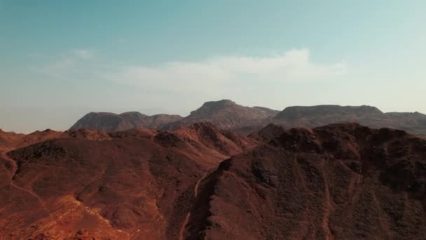 空中透露了一个巨大的五彩斑斓的沙漠山线和地平线 在以色列南部靠近埃及和约旦边境的地方拍摄 — 图库视频影像