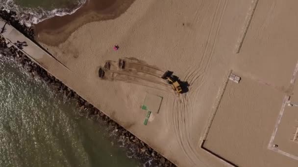 Grävmaskin Plockar Sand Från Stranden Mar Del Plata Argentina Antenn — Stockvideo