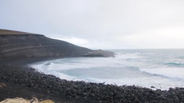 Vista Paisagem Islandesa Oceano Praia Rochosa Preta Ilha Vulcânica Ondas — Vídeo de Stock