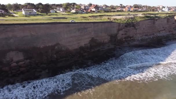 Colpo Aereo Scogliere Giganti Parcheggio Auto Sul Bordo Durante Giornata — Video Stock