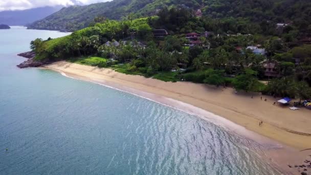 Registro Aire Giratorio Durante Amanecer Una Playa Con Aguas Cristalinas — Vídeos de Stock