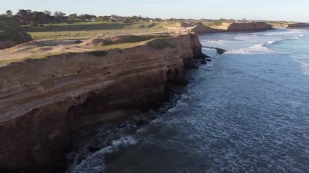 Vista Aérea Cinematográfica Grandes Acantilados Empinados Con Persona Pie Borde — Vídeo de stock