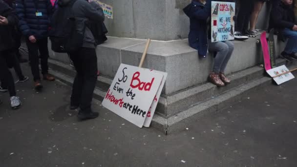 Uno Striscione Fatto Mano Appoggiato Una Statua George Square — Video Stock