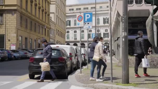 Ludzie Spacerujący Ulicami Genui Zewnętrzny Budynek Widok Ciężarówkę Lewej Strony — Wideo stockowe