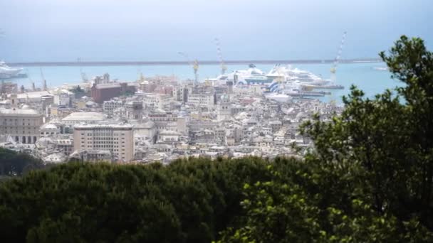 Embarcação Maciça Atracada Porto Génova Com Vista Para Paisagem Urbana — Vídeo de Stock
