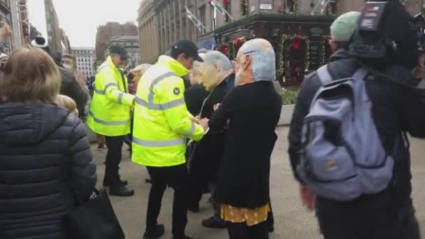 Ludzie Próbujący Zdobyć Zdjęcia Lub Nagrania Demonstrantów Przebranych Światowych Liderów — Wideo stockowe