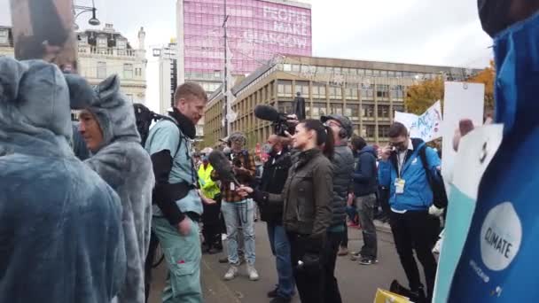 Een Demonstrant Wordt Geïnterviewd Met Een Ploeg George Square — Stockvideo