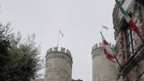 Mooie Kasteel Torens Met Zwaaiende Vlaggen Van Italië Handheld Slow — Stockvideo