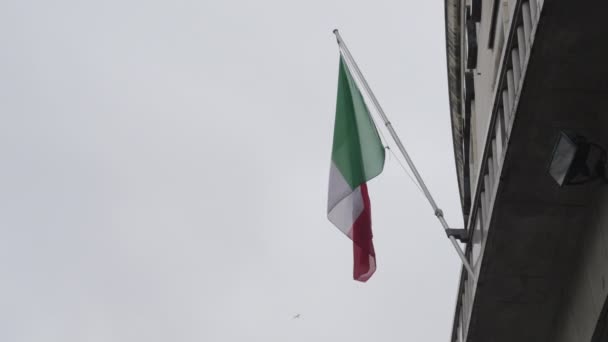 Národní Vlajka Itálie Vlnící Při Visení Fasádě Budovy Zpomalený Záběr — Stock video