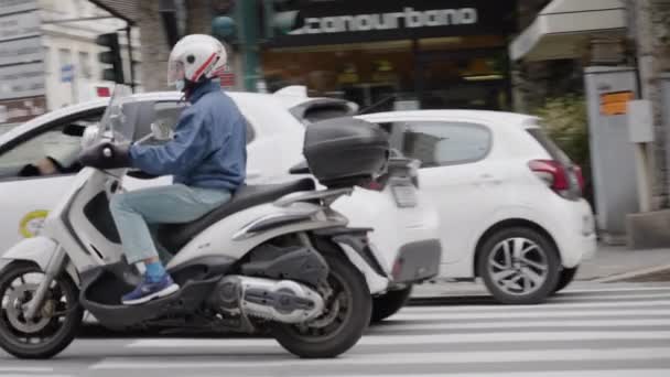 Pessoa Passeio Scooter Tráfego Cidade Gênova Acompanhamento Vista Portátil — Vídeo de Stock