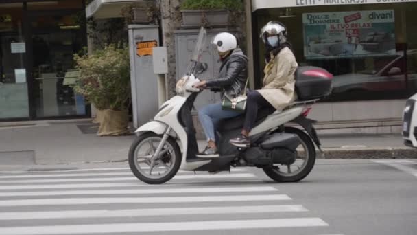 Ceneviz Sokaklarında Iki Kişi Scooter Kullanıyor Kamerasıyla Manzarayı Takip Ediyorlar — Stok video