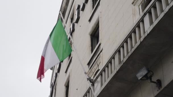 建物のファサードにスローモーションで振ってイタリアの国旗 ハンドヘルドビュー — ストック動画