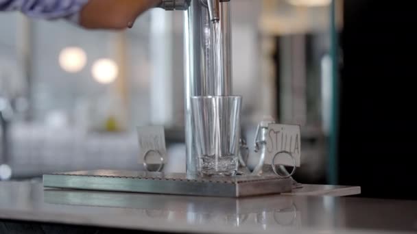 飲料水は重要な喉の渇きを飲むH2O液体を注ぐ趣のあるガラス純粋なレストラン健康的な食事天然ミネラルホームキッチンコーヒー休憩室オフィススペースきれいな新鮮な渓流 — ストック動画
