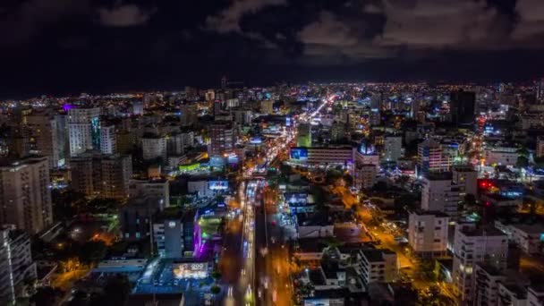 Santo Domingo Şehrinin Yoğun Bulvarı Karanlık Gökyüzünde Geceleri Hareket Eden — Stok video