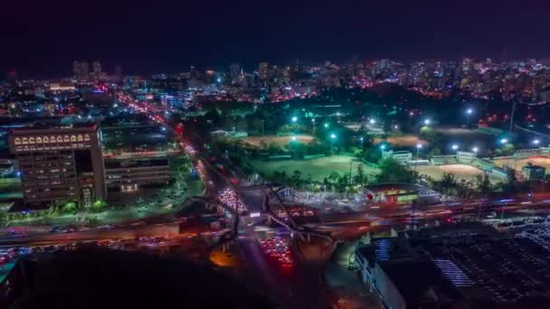 Gece Araba Trafiği Olan Santo Domingo Şehrinin Hiperlapası Havadan Dron — Stok video