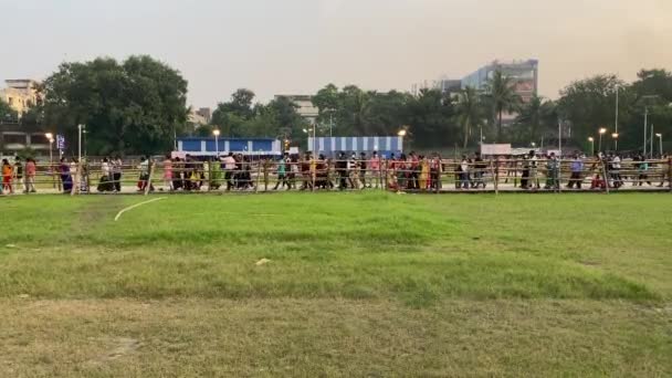 Mensen Vormen Een Enorme Rij Naar Beroemde Durga Puja Pandals — Stockvideo