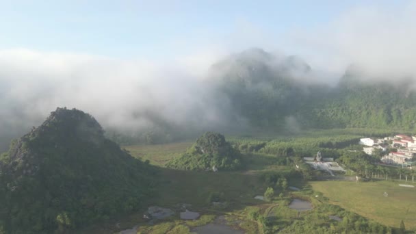 Proyector Plano Colina Con Fondo Cordillera Brumosa — Vídeo de stock