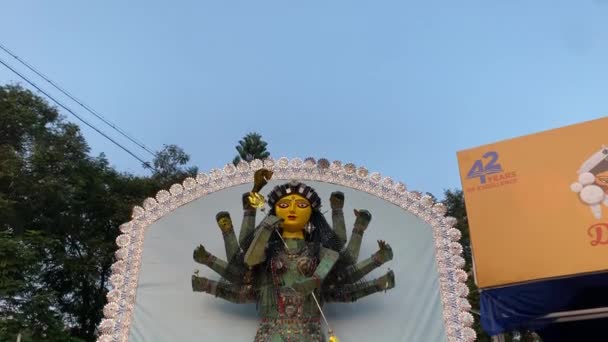 Nahaufnahme Eines Durga Idols Aus Gebrauchten Metallutensilien Bei Einer Puja — Stockvideo