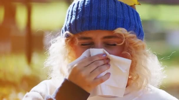 Femeie Bolnavă Care Suflă Nasul Hârtie Ţesut Close — Videoclip de stoc