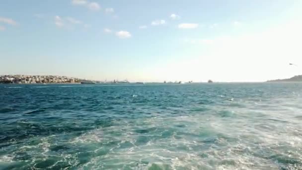 Crucero Barco Por Famoso Estrecho Del Bósforo Durante Temporada Otoño — Vídeo de stock