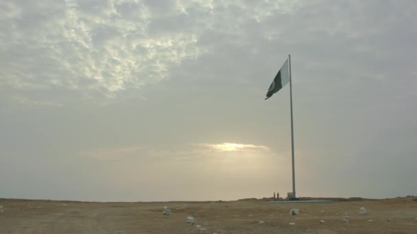 Národní Vlajka Pákistánu Vlající Gwadaru Balochistánu Při Východu Slunce — Stock video