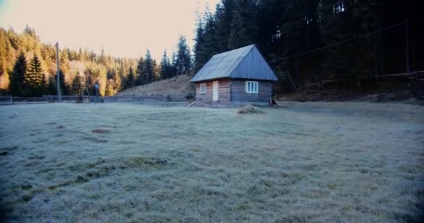 Stare Klasyczne Drewniane Domki Lesie Mroźna Trawa Tle Karpaty — Wideo stockowe