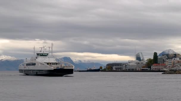 Паром Прибытие Molde Гавани Облачный День Видом Горы Фоновом Режиме — стоковое видео