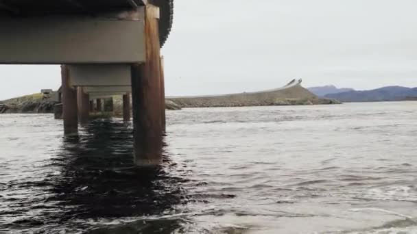 Close Idade Enferrujado Storseisundet Ponte Com Oceano Atlântico Estrada Fundo — Vídeo de Stock