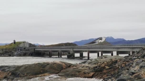 ノルウェーのロムスダルで曇りの日に大西洋道路を走行するトラックと車両 — ストック動画