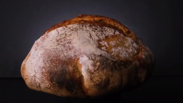 Pieczony Chrupiący Chleb Chleba Sourdough Obracający Się Czarnym Tle Zbliżenie — Wideo stockowe