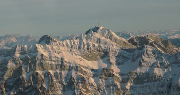 Pov View Een Vliegtuig Kijkend Naar Zonsondergang Besneeuwde Bergen Zwitserland — Stockvideo