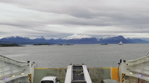 Punto Vista Desde Ferry Las Montañas Cubiertas Nieve Molde Noruega — Vídeo de stock