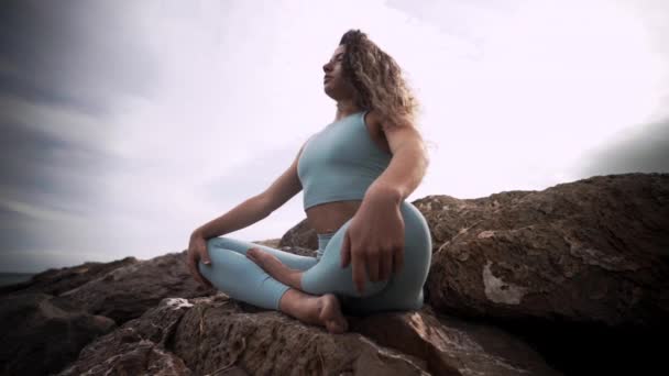 Núcleo Pélvico Estiramento Yogi Estilo Vida Meditando Sobre Pedras — Vídeo de Stock