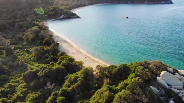 Vista Aérea Para Uma Praia Paradisíaca Tayrona Colômbia Tilt Drone — Vídeo de Stock