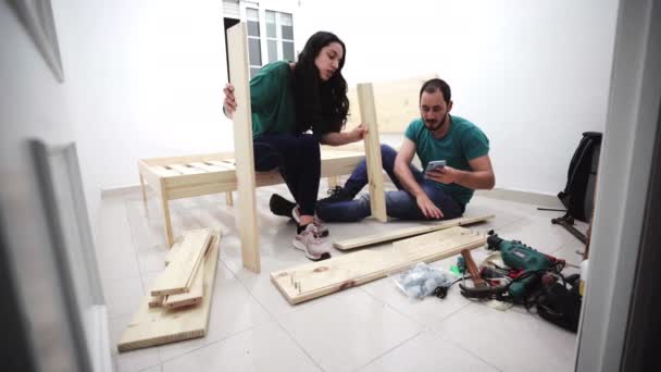 Spansk Par Læser Manuelle Instruktioner Til Møbler Installation – Stock-video