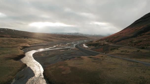 劇的な嵐の光に包まれたアイスランドの川の谷の上の空中視差 — ストック動画