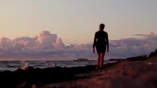 Chica Caminando Una Playa Atardecer Cielo Púrpura Nubes Olas Mar — Vídeos de Stock