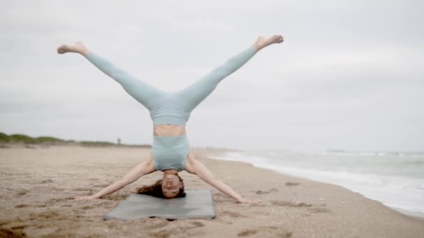 Mente Flexión Pierna Yoga Extiende Playa Barcelona — Vídeo de stock