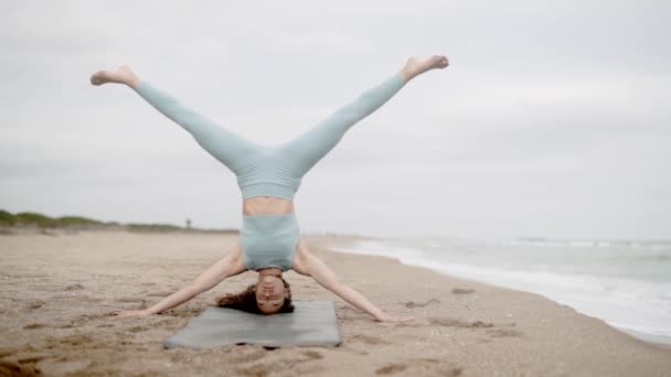 Myšlenka ohýbání jóga noha se táhne na pláži Barcelona