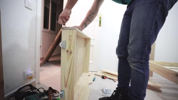 Bevestiging Houten Plank Allen Sleutel Voor Woningbouw — Stockvideo