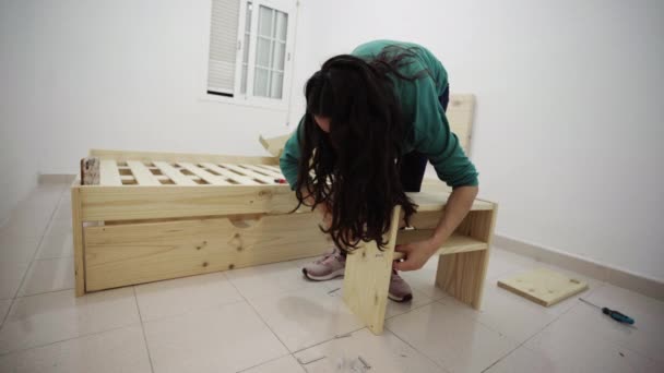 ラティーノ女の子固定木製棚引き出しでリビングルーム — ストック動画