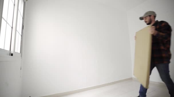 中流階級のパニックカップル取得新しい家具パッケージでベッドルーム — ストック動画