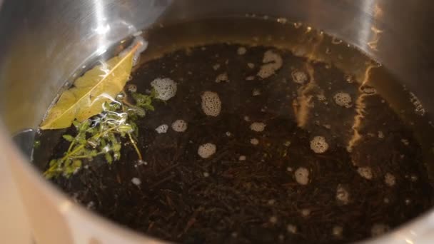 Arroz Silvestre Aquecendo Uma Panela Fogão Temperado Com Alecrim Uma — Vídeo de Stock