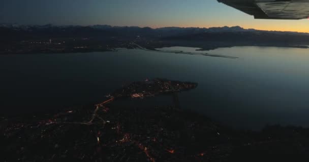 Fly Skudt Med Udsigt Oplyst Bybillede Bjergbaggrund Schweiz – Stock-video