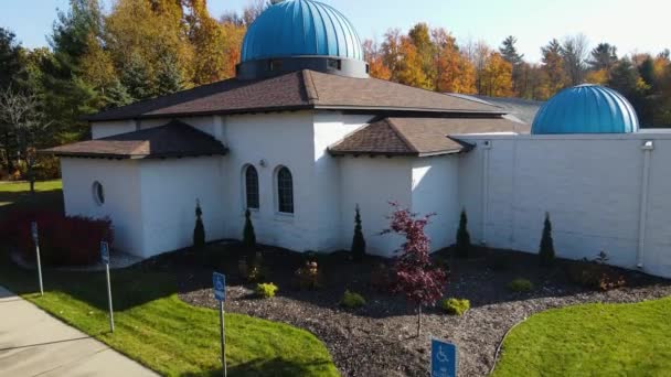 Griechisch Orthodoxe Kirche Muskegon Herrliche Sanfte Bewegung Steigt Mit Brennpunkt — Stockvideo