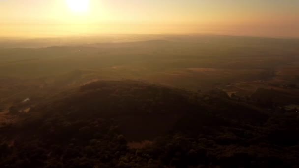 フランスのヴィルフランシュ シュル ソアンのブドウ畑で日没または日の出 農業と農地がこの地域を何マイルも覆っている 上から4Kで撃たれた — ストック動画